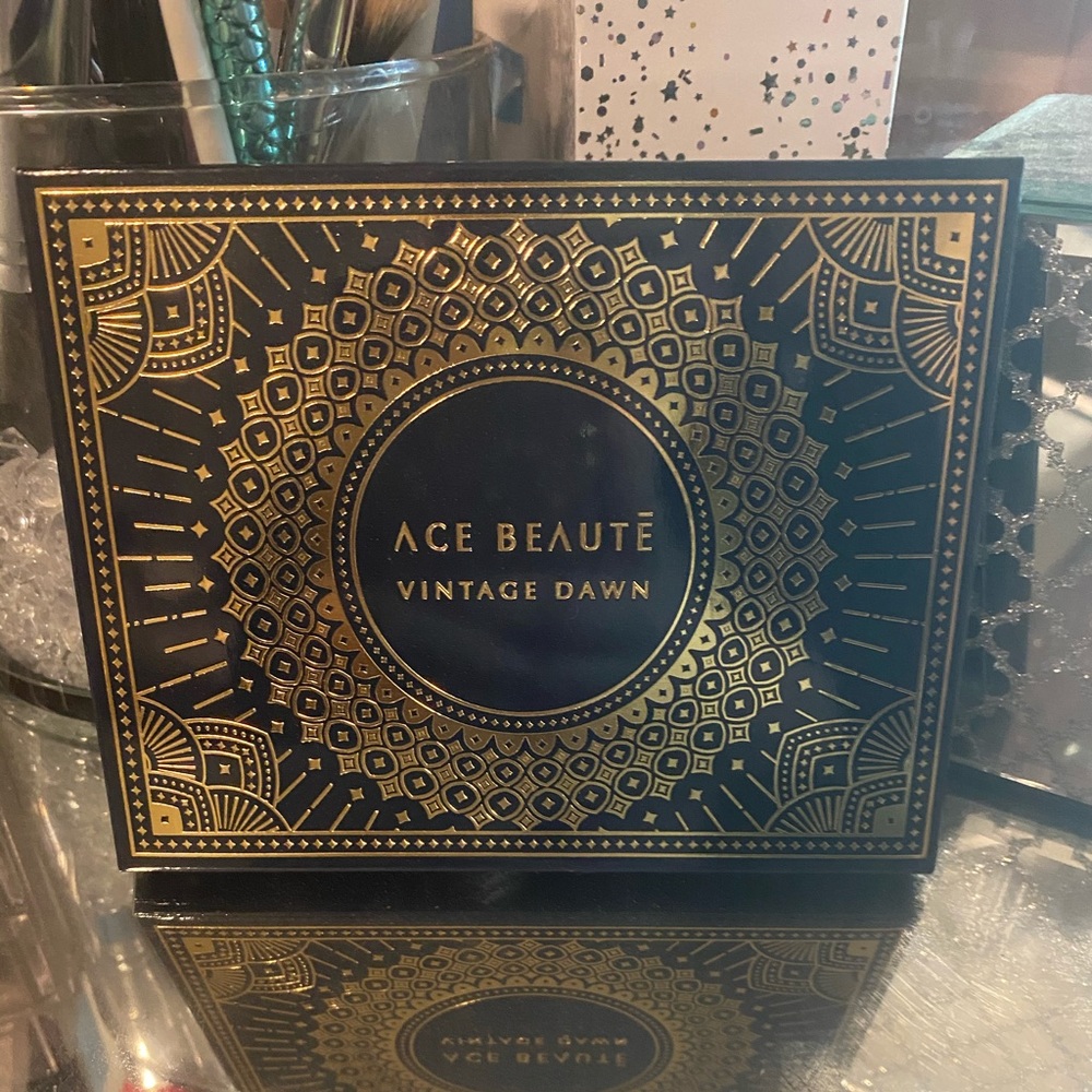 NIB Vintage Dawn Eyeshadow Palette